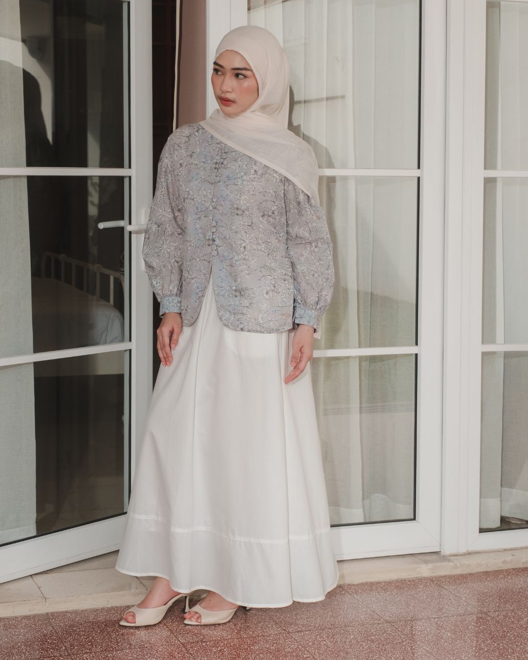 Calm Embroidery Blouse