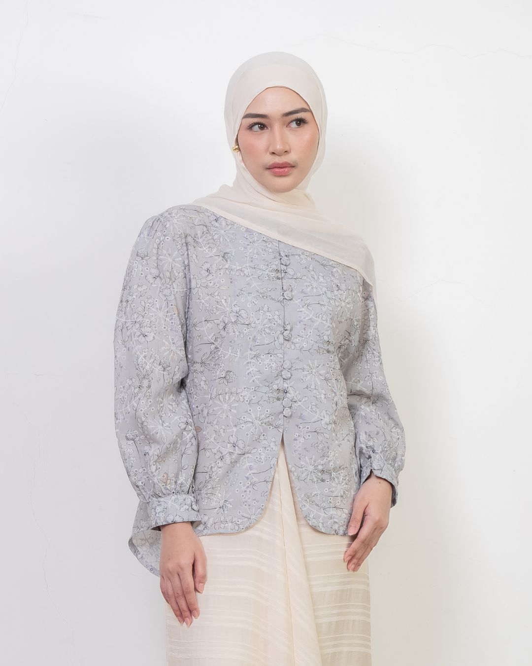 Calm Embroidery Blouse